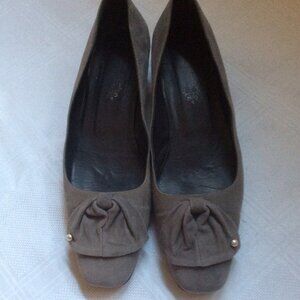 Lulu Guinness grey suede heeled shoes bows with pearls